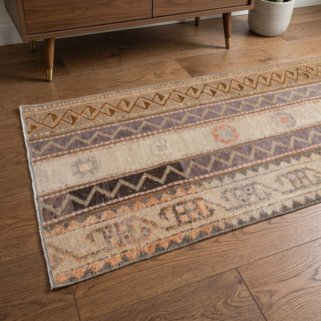 Oriental pattern on the Iasogenia vintage patchwork runner rug – handmade in Anatolia, Turkey