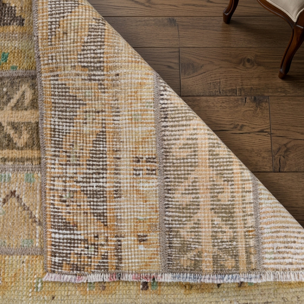 Ikat pattern on the Hurremnisin vintage patchwork runner rug – handmade in Anatolia, Turkey