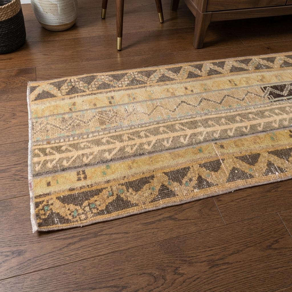 Ikat pattern on the Hurremnisin vintage patchwork runner rug – handmade in Anatolia, Turkey
