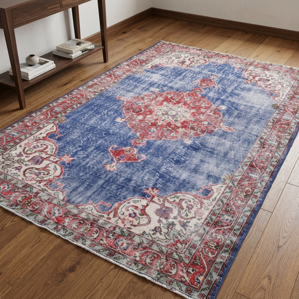 Oriental pattern on the Isikara vintage area rug – handmade in Anatolia, Turkey