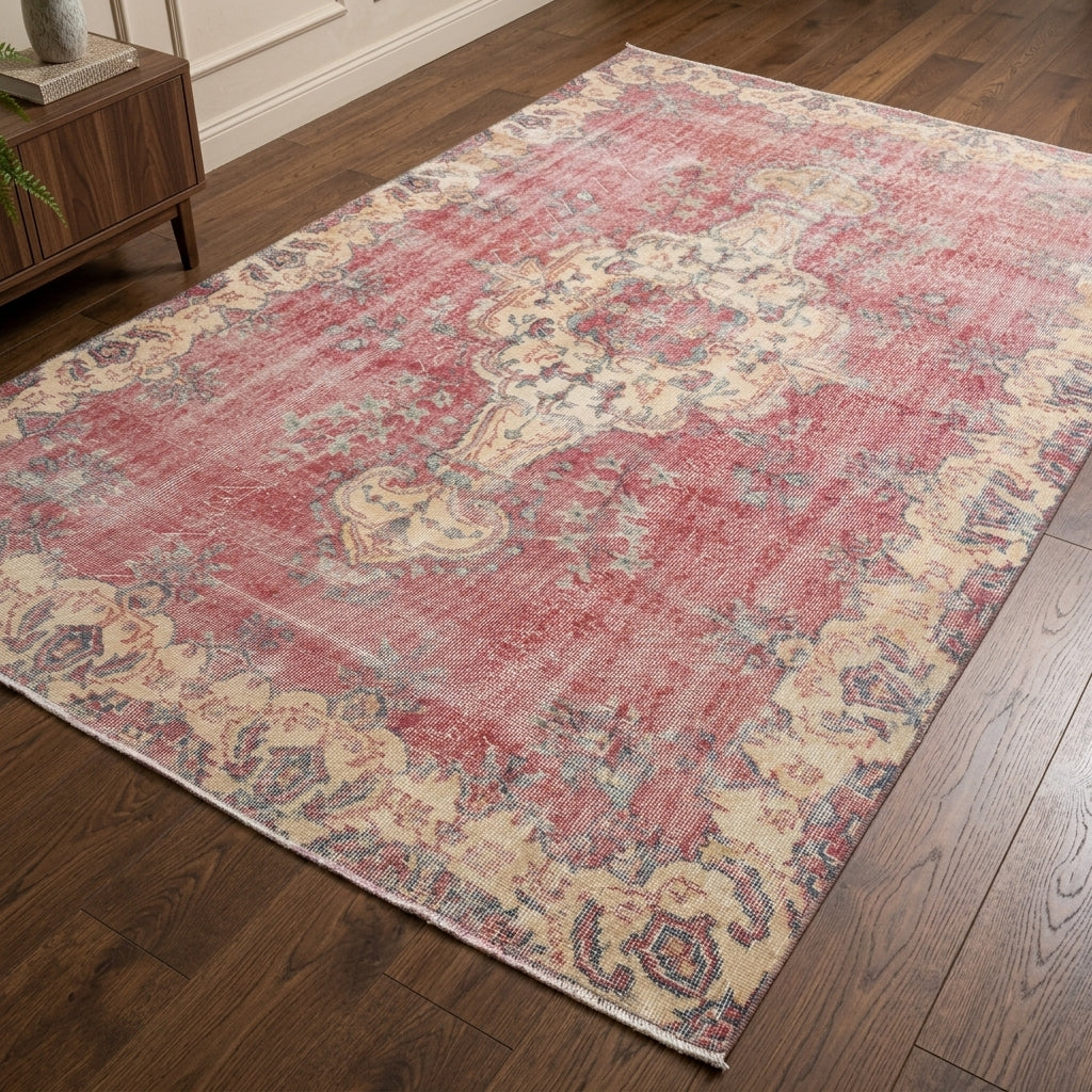 Oriental pattern on the Irmakperi vintage area rug – handmade in Anatolia, Turkey