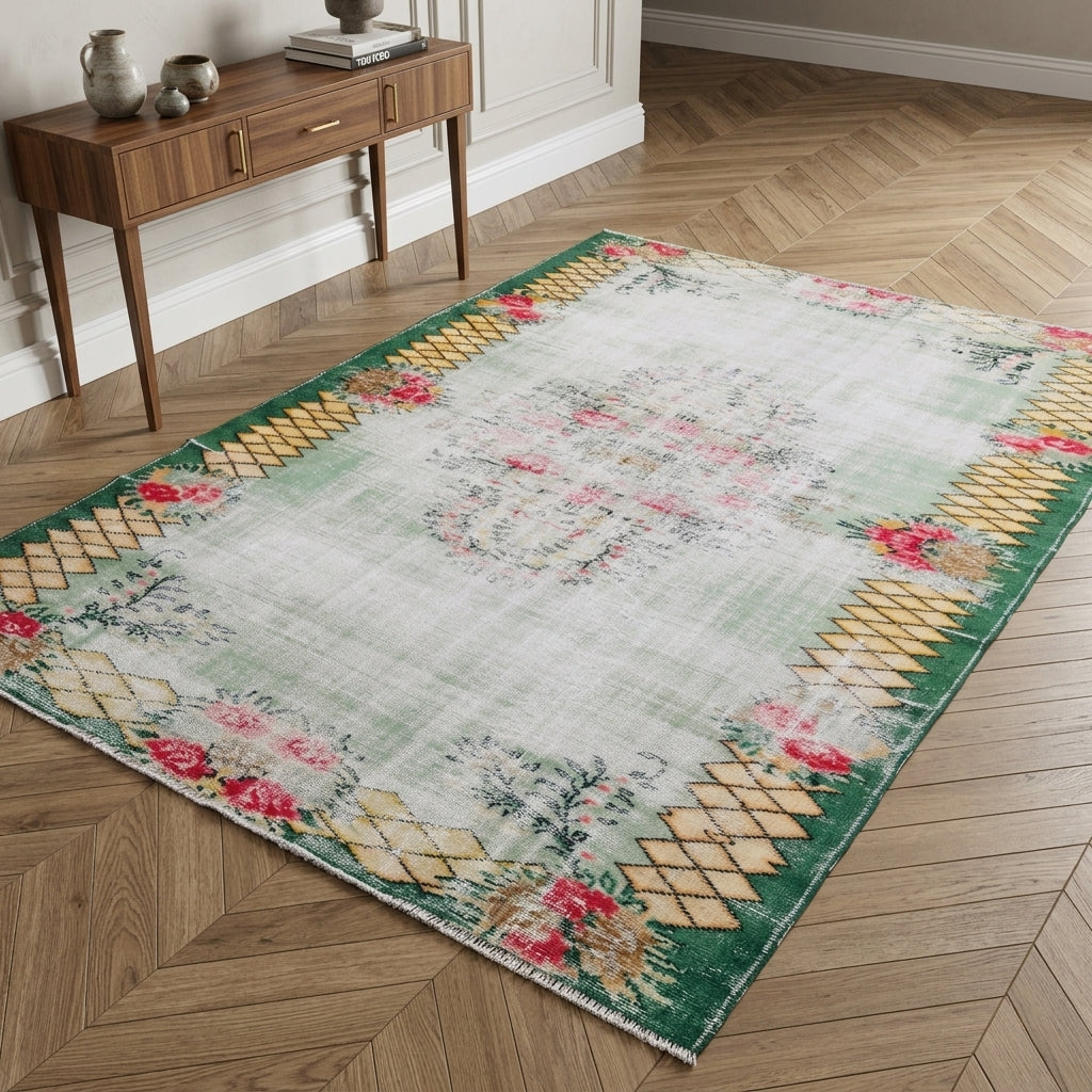 Oriental pattern on the Irimelpe distressed vintage area rug – handmade in Anatolia, Turkey