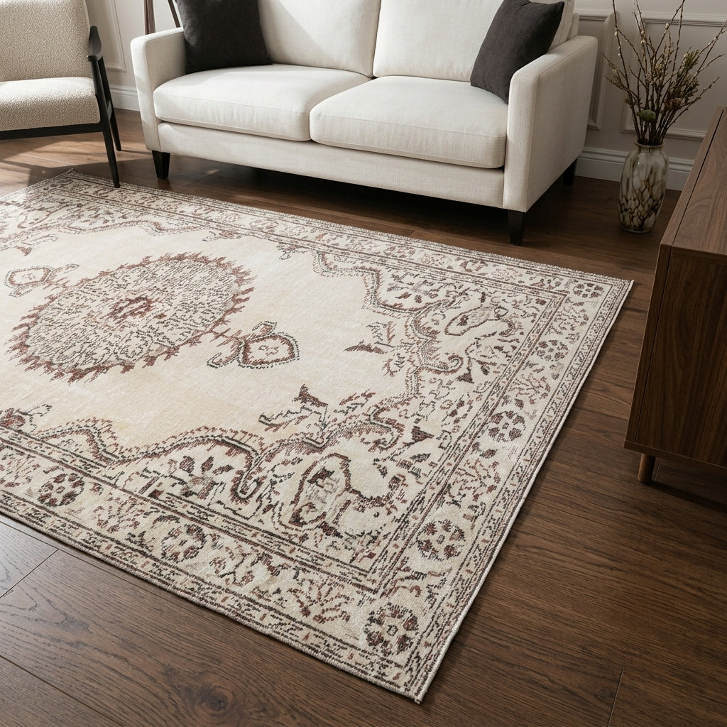 Oriental pattern on the Igdir vintage area rug – handmade in Anatolia, Turkey