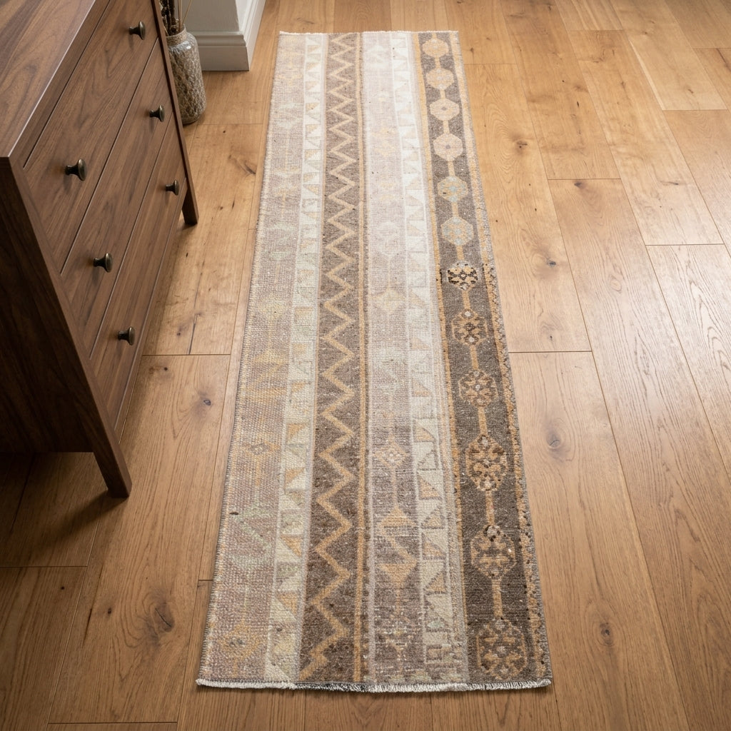 Ikat pattern on the Atlaskusa vintage patchwork runner rug – handmade in Anatolia, Turkey