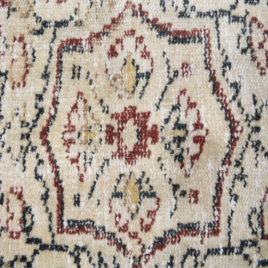 Oriental pattern on the Akikara vintage runner rug – handmade in Anatolia, Turkey