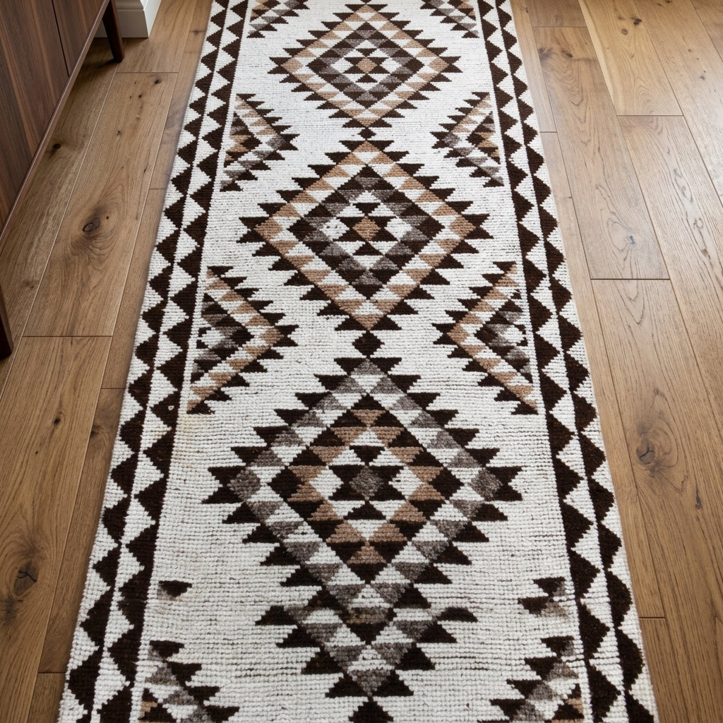 Geometric pattern on the Ahubahce vintage runner rug – handmade in Anatolia, Turkey