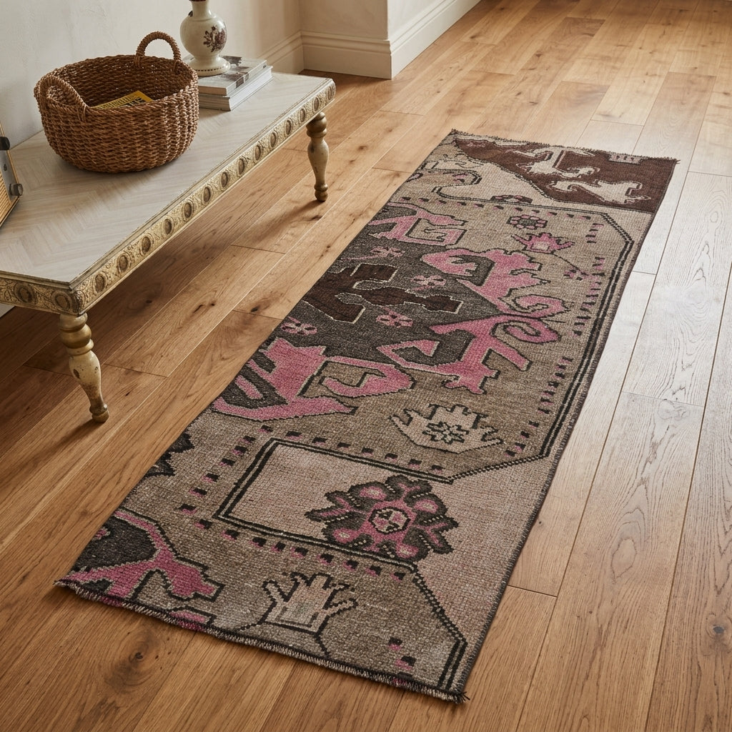 Oriental pattern on the Elalale vintage runner rug – handmade in Anatolia, Turkey