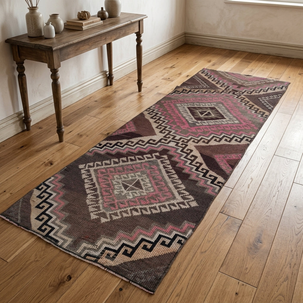 Oriental pattern on the Ecedil vintage runner rug – handmade in Anatolia, Turkey