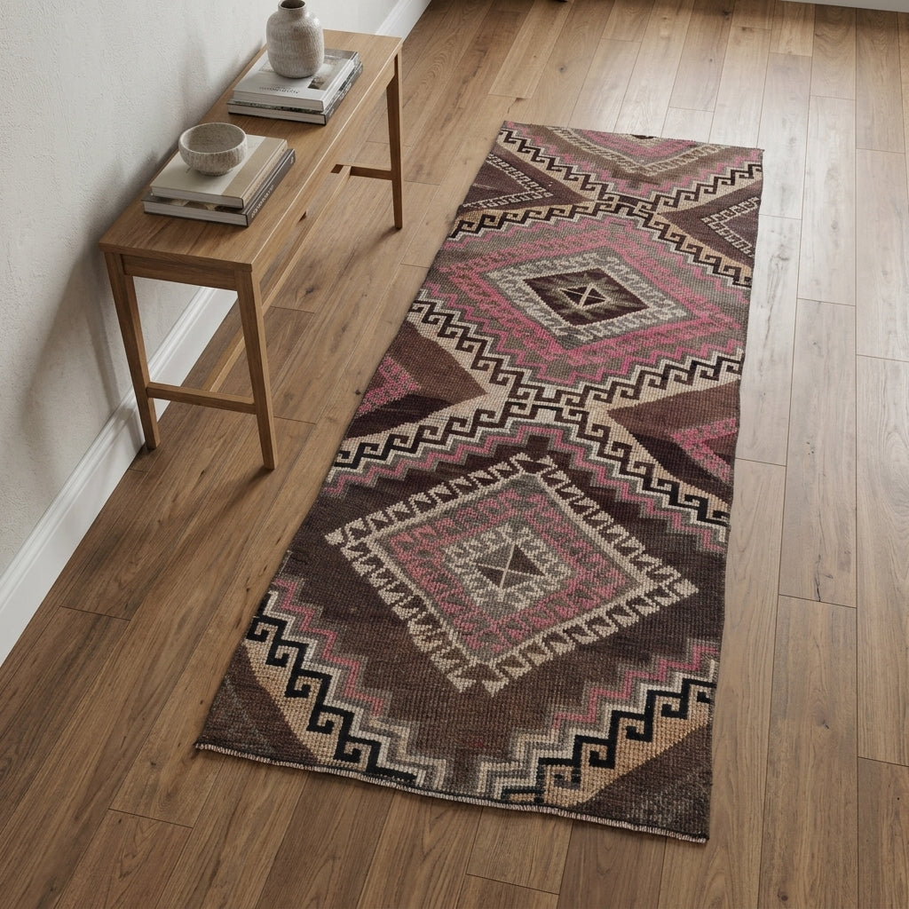 Oriental pattern on the Ecedil vintage runner rug – handmade in Anatolia, Turkey
