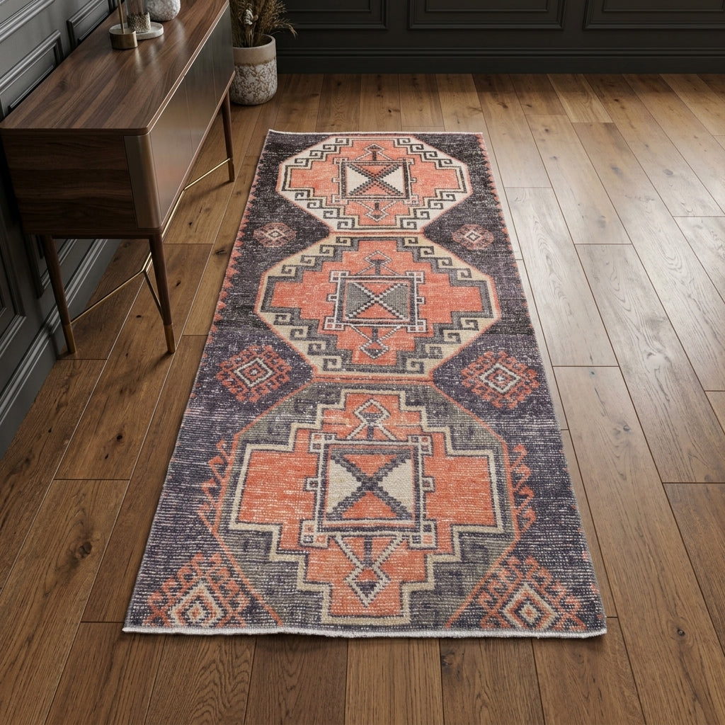 Geometric pattern on the Ebrusel vintage area rug – handmade in Anatolia, Turkey