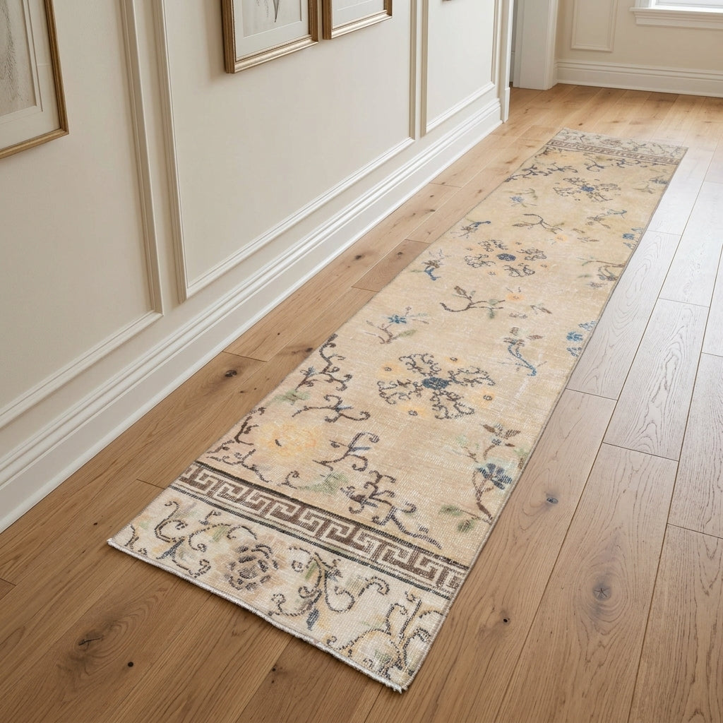 Floral pattern on the Denizbahar vintage runner rug – handmade in Anatolia, Turkey