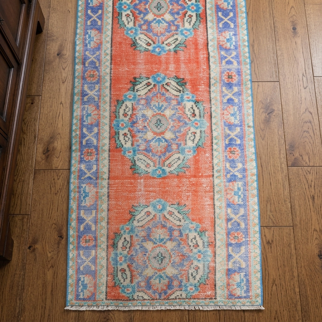 Oriental pattern on the Zumrutnisin vintage runner rug – handmade in Anatolia, Turkey