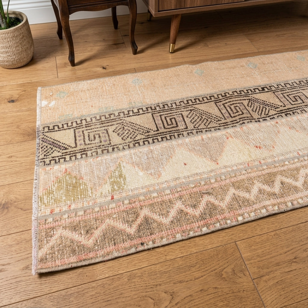 Ikat pattern on the Aristodora vintage patchwork runner rug – handmade in Anatolia, Turkey