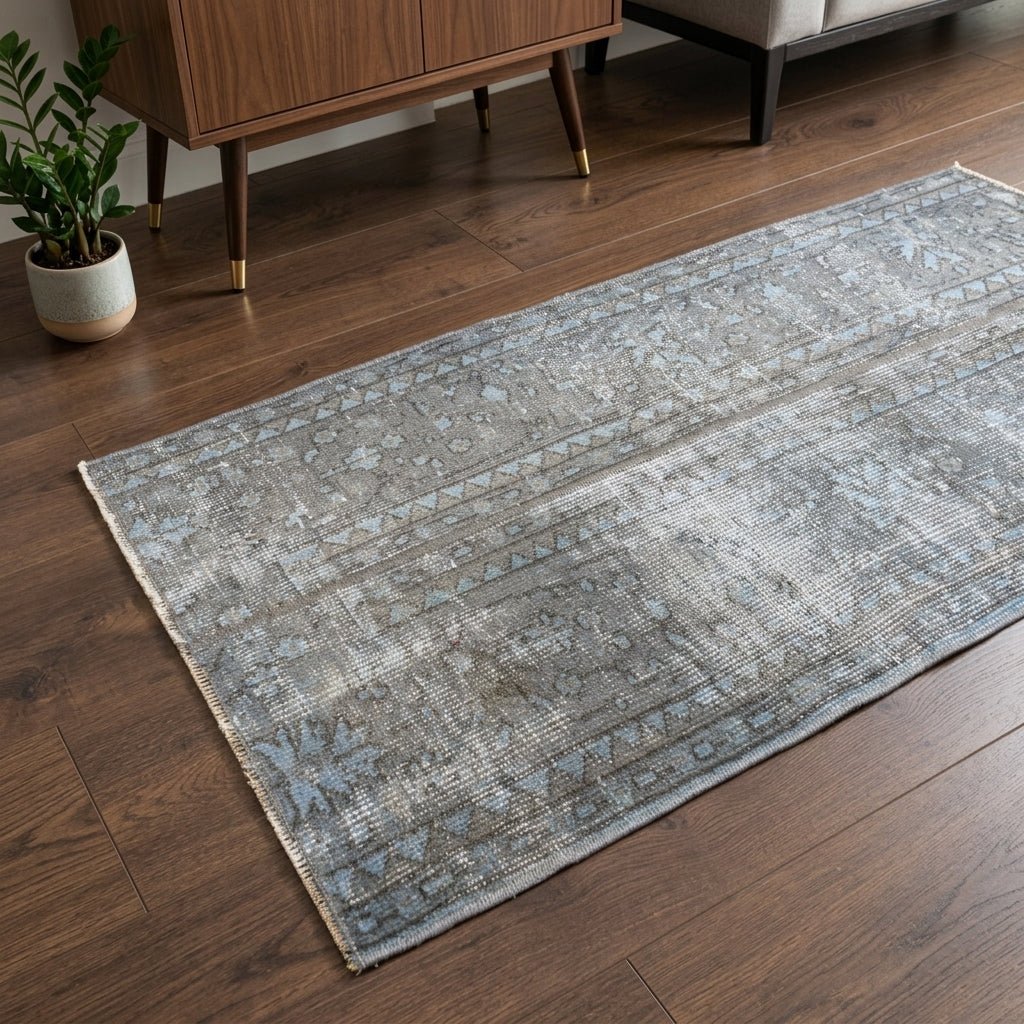 Oriental pattern on the Ardicpeyker vintage patchwork runner rug – handmade in Anatolia, Turkey