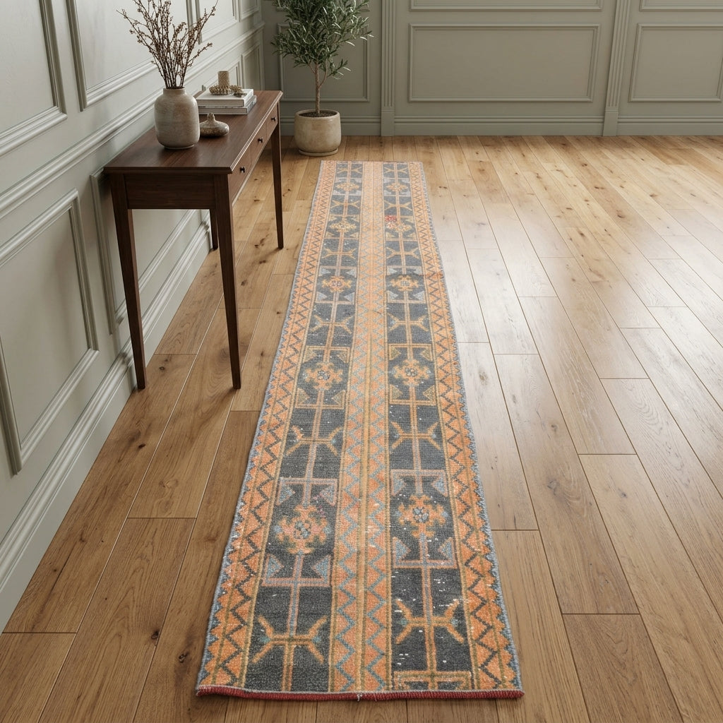 Oriental pattern on the Ambrophaessa vintage patchwork runner rug – handmade in Anatolia, Turkey