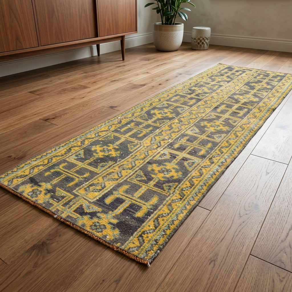 Ikat pattern on the Amaranthpeia vintage patchwork runner rug – handmade in Anatolia, Turkey