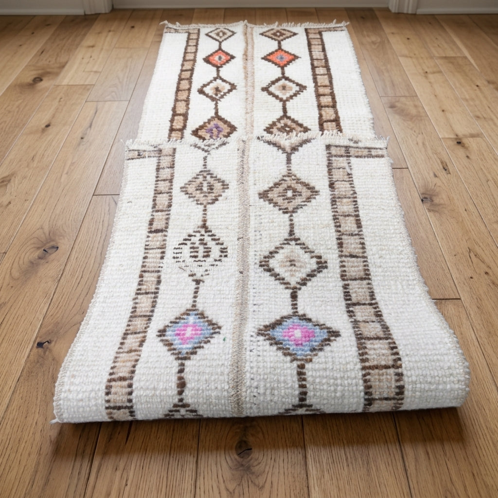 Ikat pattern on the Alevara vintage patchwork runner rug – handmade in Anatolia, Turkey