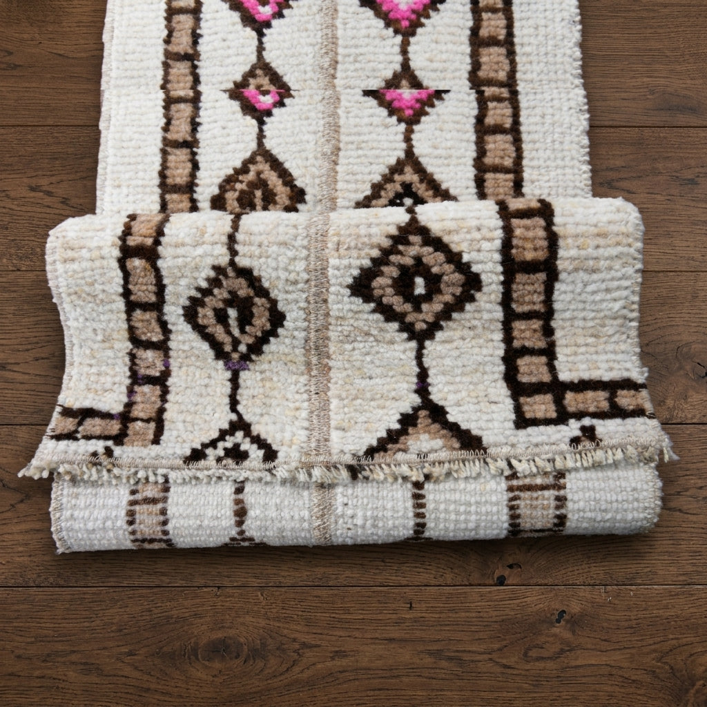 Ikat pattern on the Alevara vintage patchwork runner rug – handmade in Anatolia, Turkey