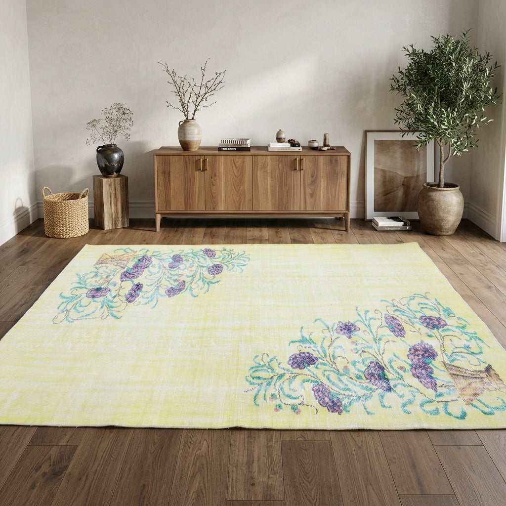 Floral pattern on the Ianthemeda vintage area rug – handmade in Anatolia, Turkey
