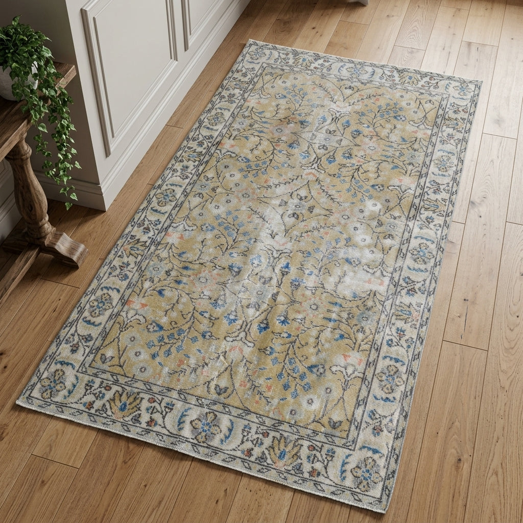 Floral pattern on the Dilfuruz vintage area rug – handmade in Anatolia, Turkey