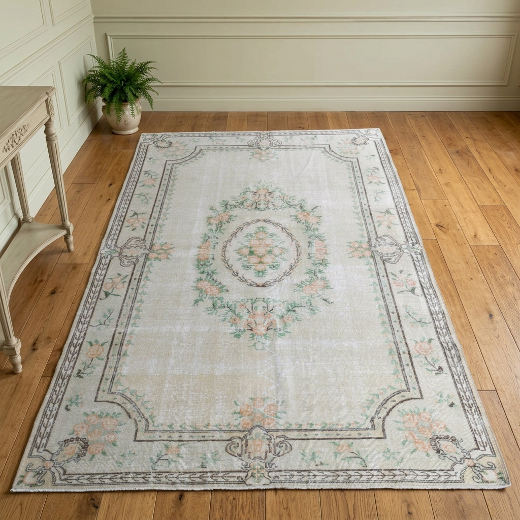 Medallion and floral pattern on the Hilalsel vintage area rug – handmade in Anatolia, Turkey