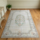 Medallion and floral pattern on the Hilalsel vintage area rug – handmade in Anatolia, Turkey