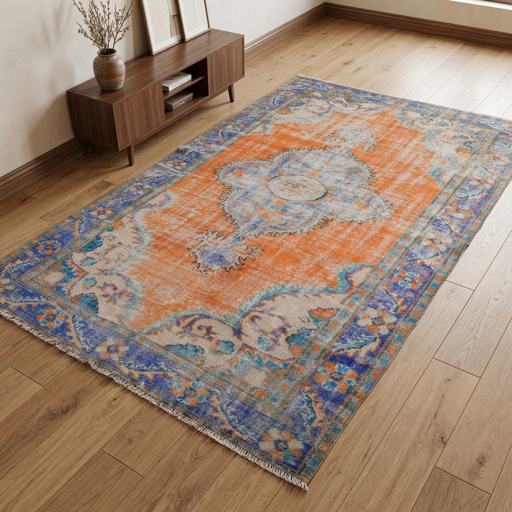 Oriental pattern on the Hedanthe vintage area rug – handmade in Anatolia, Turkey