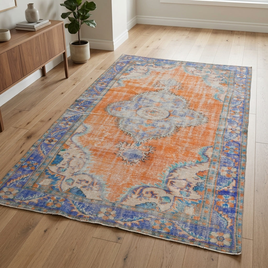 Oriental pattern on the Hedanthe vintage area rug – handmade in Anatolia, Turkey