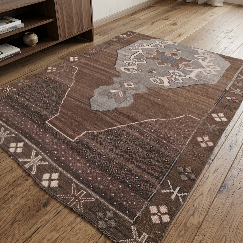 Oriental pattern on the Cymothoe vintage area rug – handmade in Anatolia, Turkey