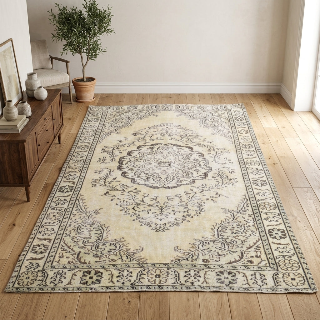 Oriental pattern on the Gulistan vintage area rug – handmade in Anatolia, Turkey