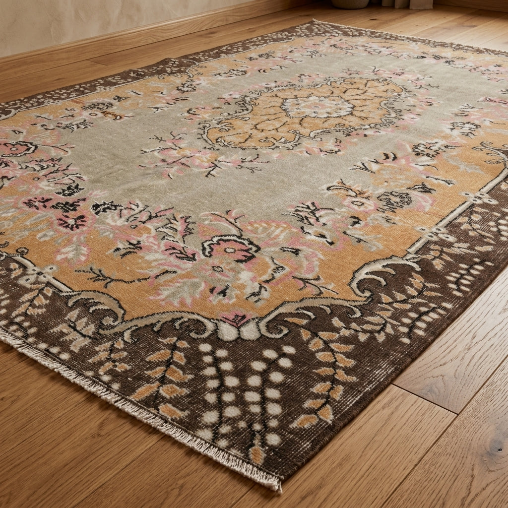 Oriental pattern on the Goncapare vintage area rug – handmade in Anatolia, Turkey