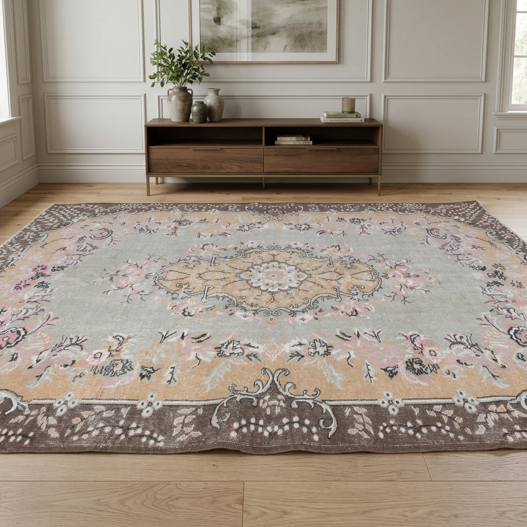 Oriental pattern on the Goncapare vintage area rug – handmade in Anatolia, Turkey