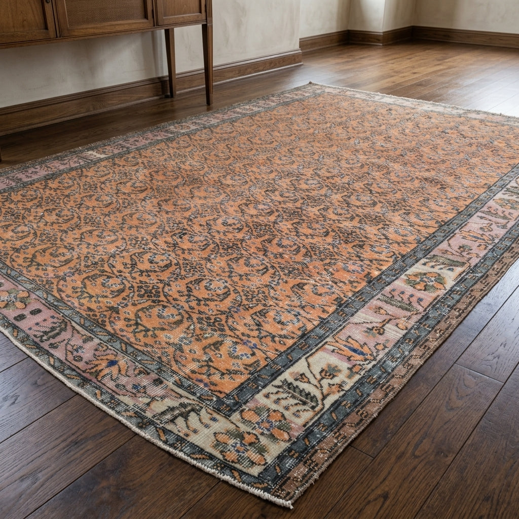 Floral pattern on the Goncagul vintage area rug – handmade in Hereke, Turkey