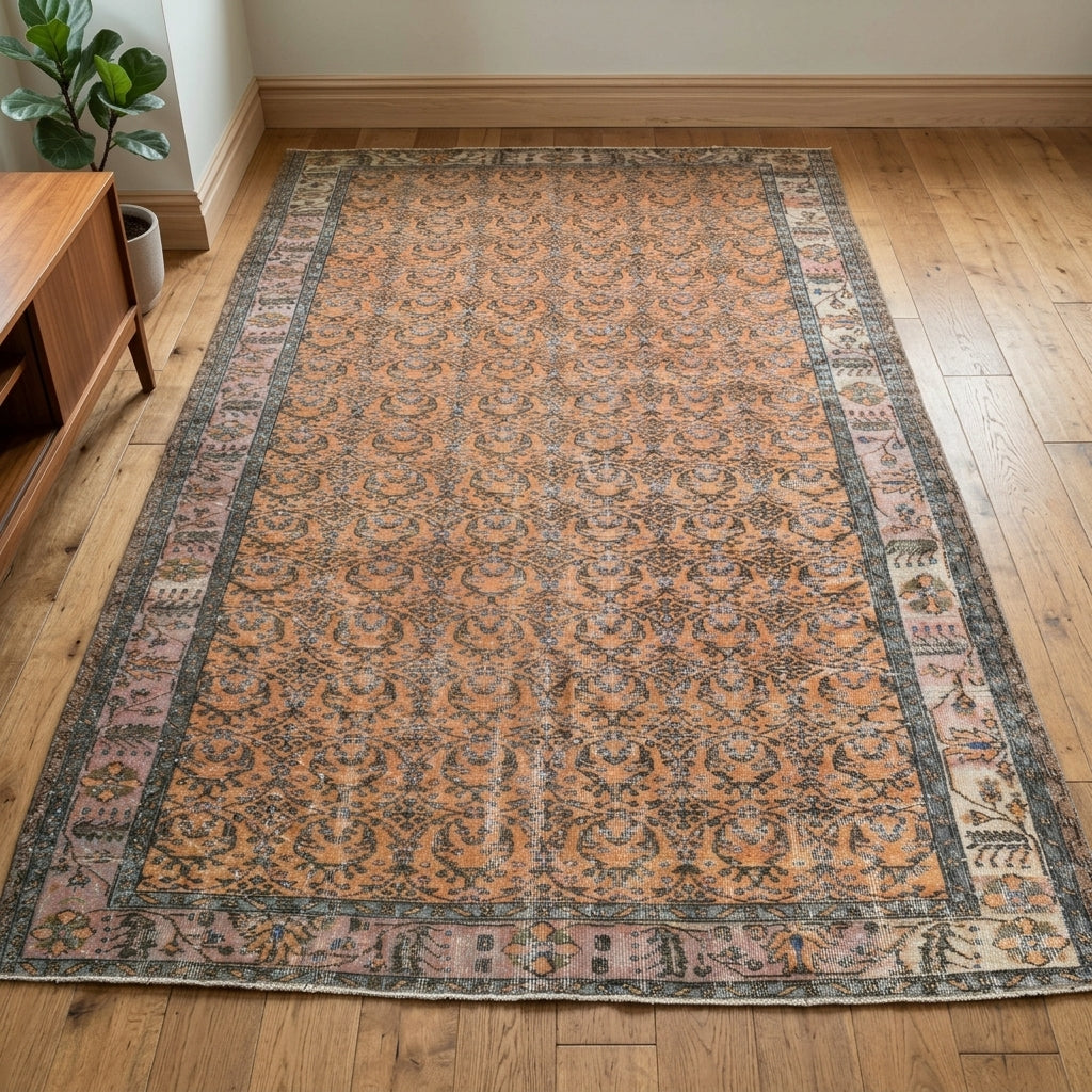 Floral pattern on the Goncagul vintage area rug – handmade in Hereke, Turkey