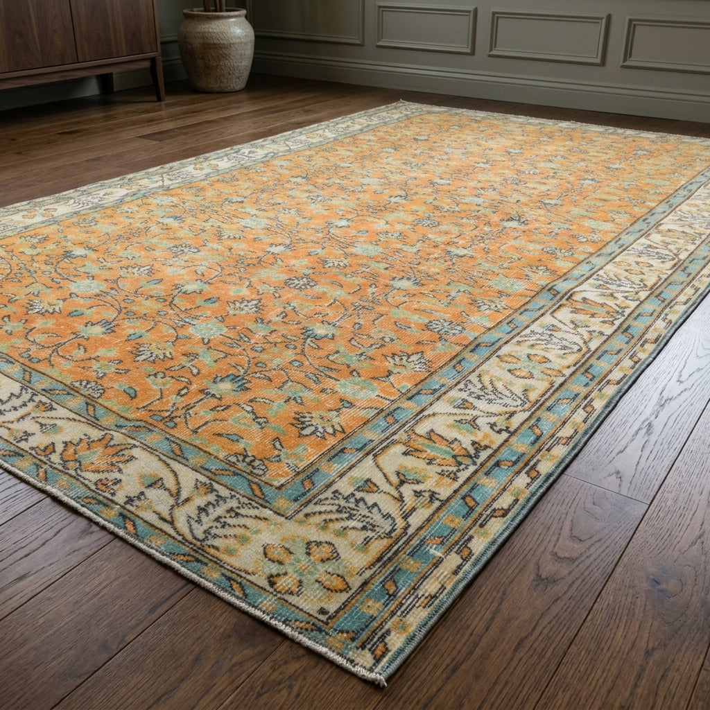Floral pattern on the Gokdeniz vintage area rug – handmade in Anatolia, Turkey