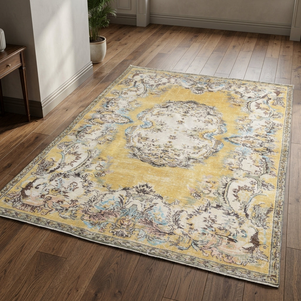 Oriental pattern on the Galenomorphe vintage area rug – handmade in Anatolia, Turkey
