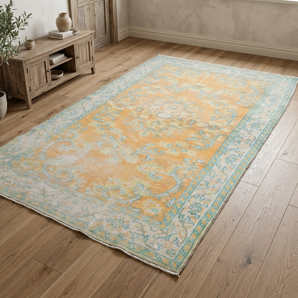 Floral pattern on the Fundaisik vintage area rug – handmade in Anatolia, Turkey