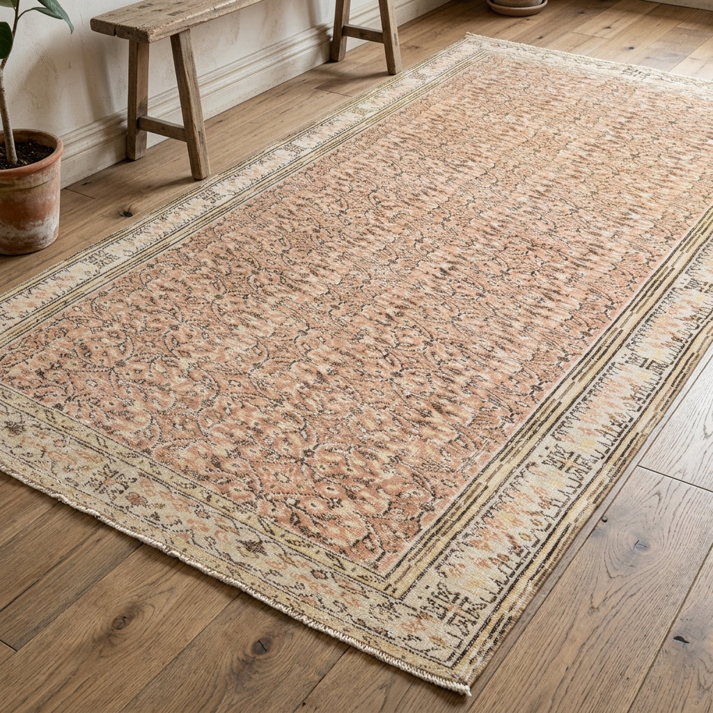 Floral bordered pattern on the Filizsu vintage area rug – handmade in Anatolia, Turkey