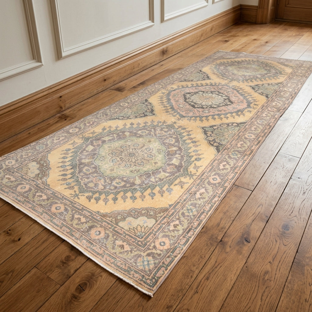 Oriental pattern on the Filizpezir vintage runner rug – handmade in Anatolia, Turkey