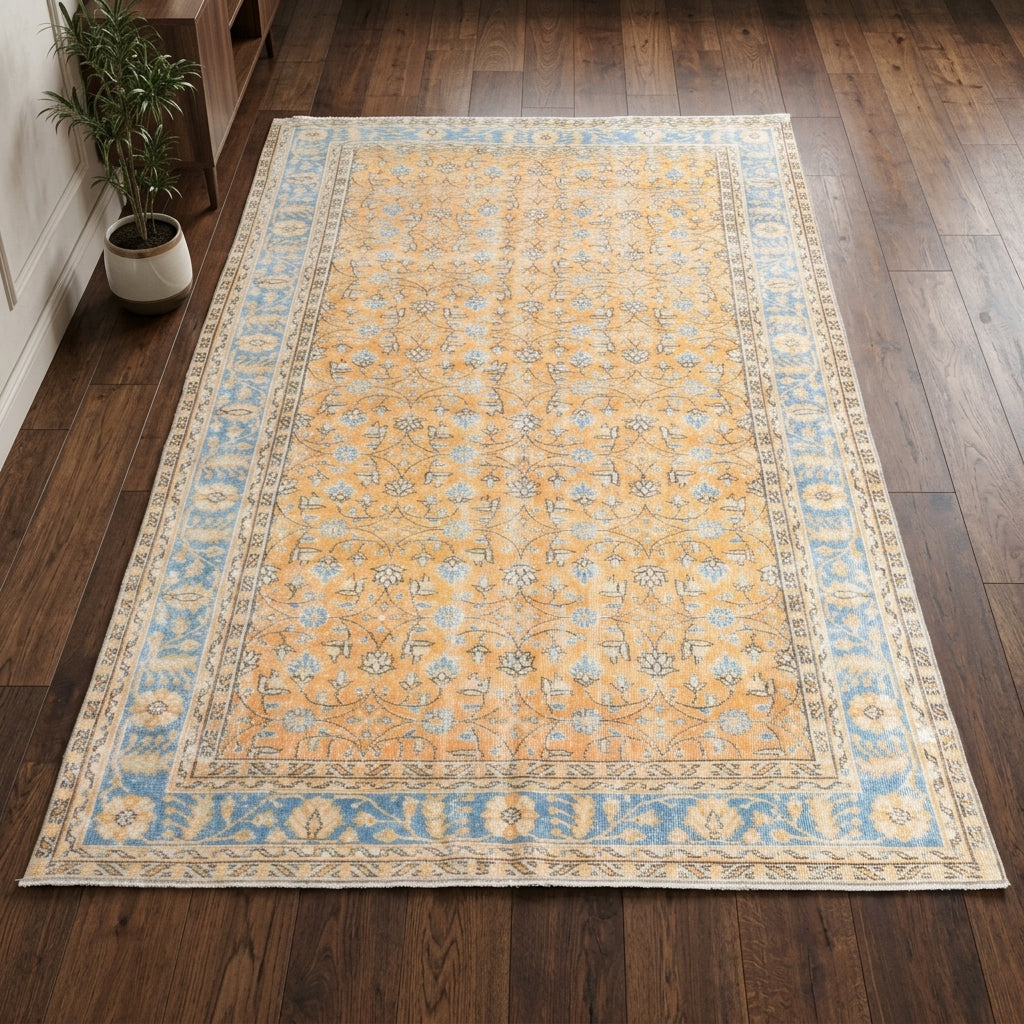 Floral pattern on the Esenperi vintage area rug – handmade in Anatolia, Turkey