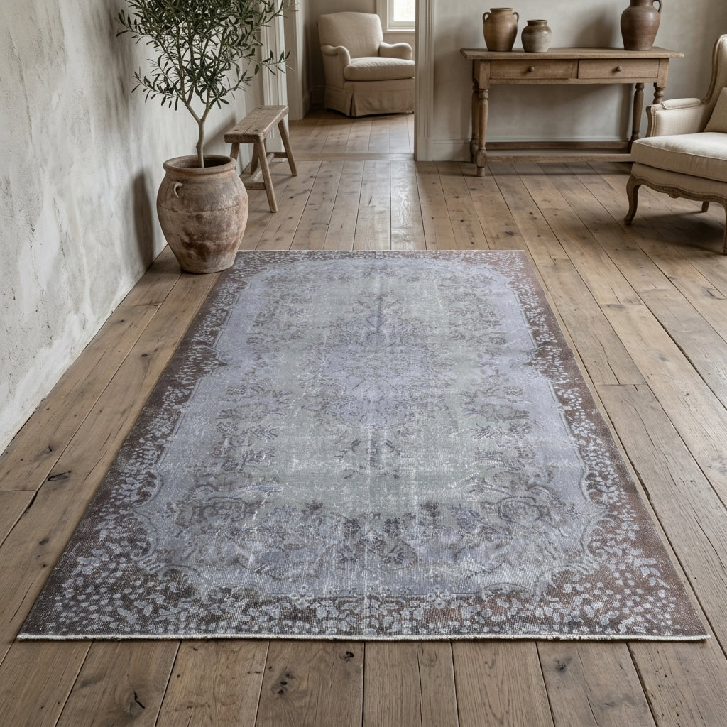 Oriental pattern on the Esengul vintage area rug – handmade in Anatolia, Turkey