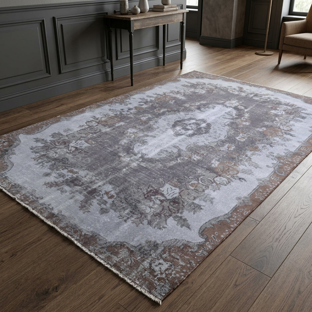 Oriental pattern on the Esenara vintage area rug – handmade in Anatolia, Turkey