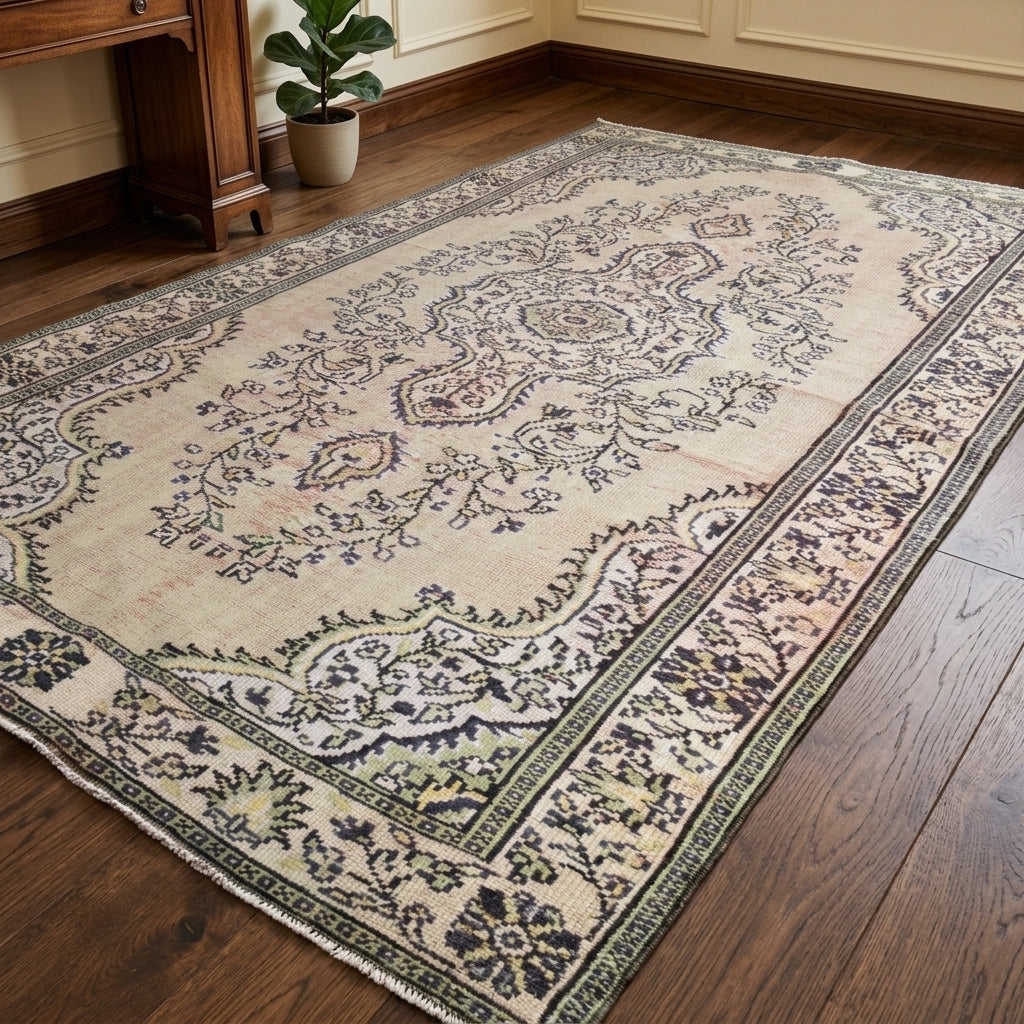 Oriental pattern on the Elpizoe vintage area rug – handmade in Anatolia, Turkey