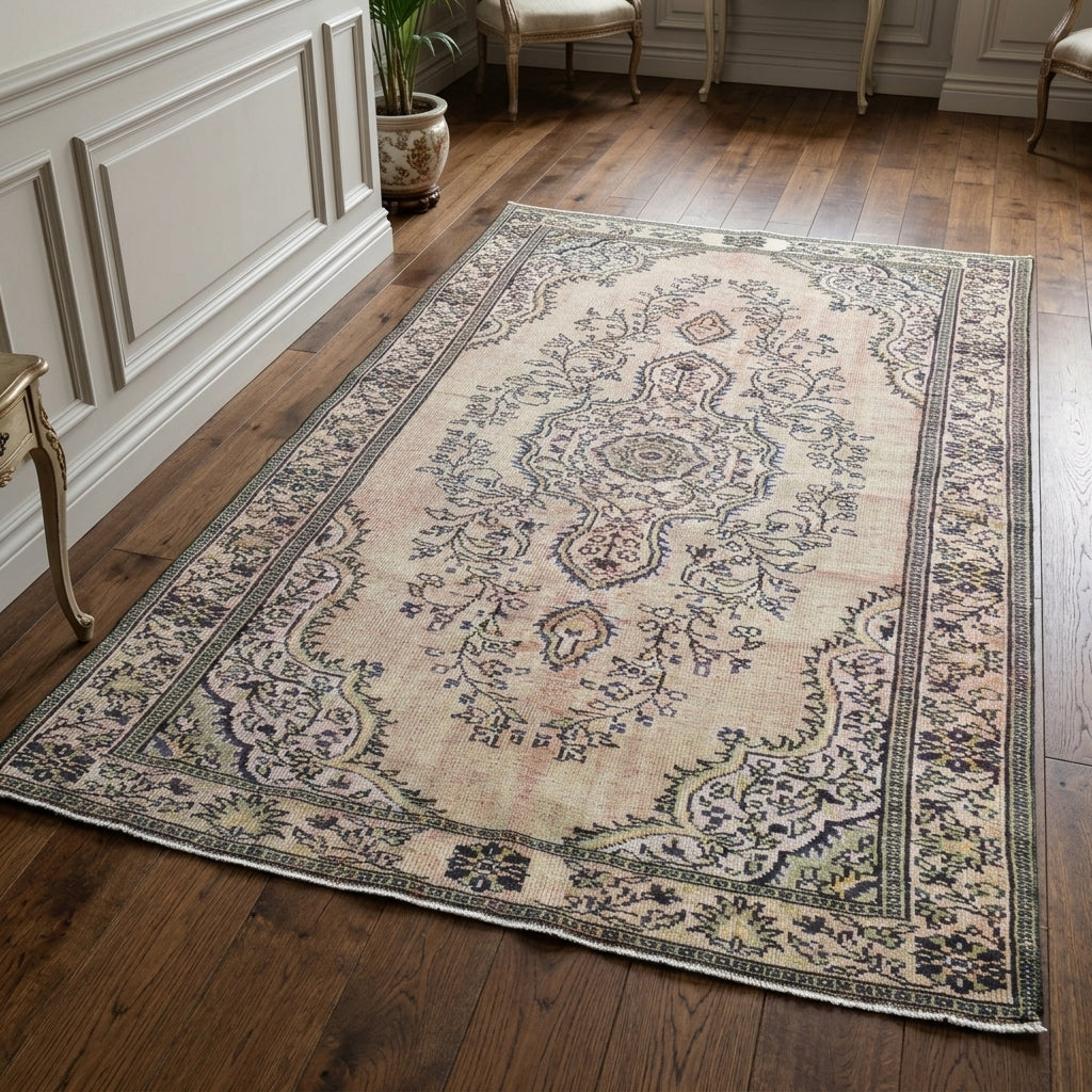Oriental pattern on the Elpizoe vintage area rug – handmade in Anatolia, Turkey