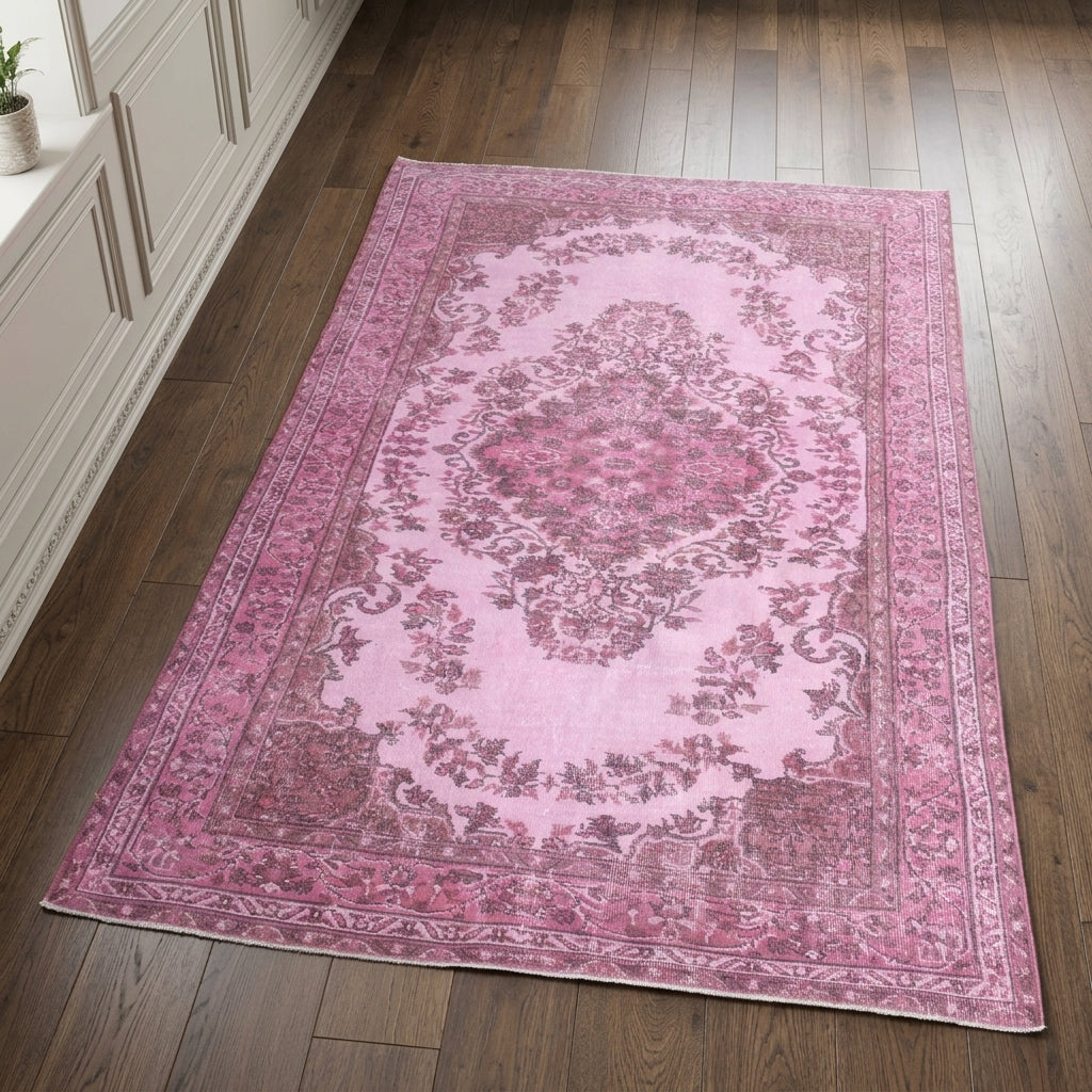 Oriental pattern on the Elmaspezir vintage area rug – handmade in Anatolia, Turkey