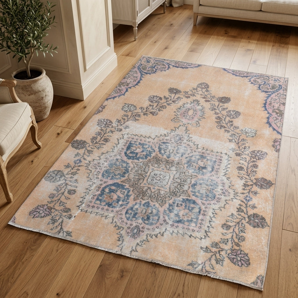 Oriental pattern on the Cyanodoxa vintage area rug – handmade in Anatolia, Turkey