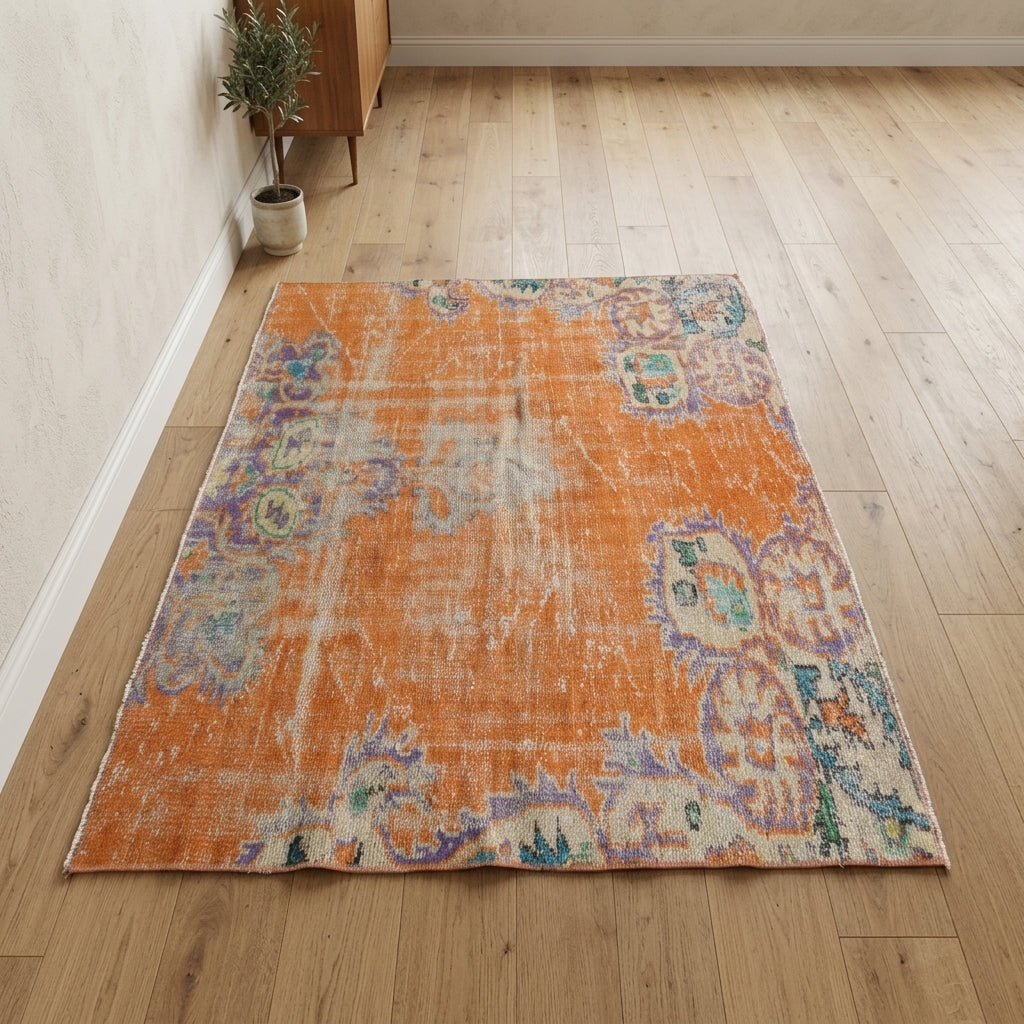 Oriental pattern on the Cleonome vintage area rug – handmade in Anatolia, Turkey
