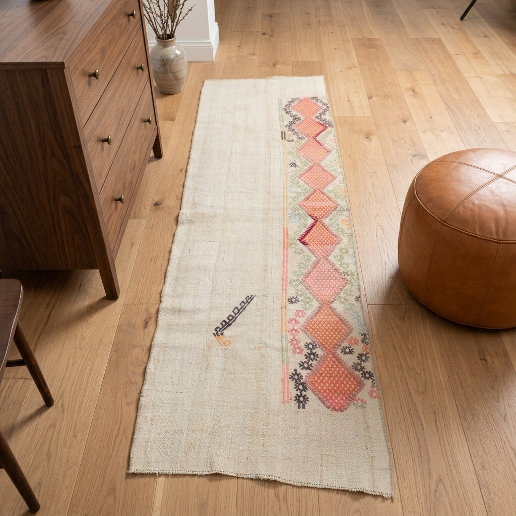 Solid pattern on the Yaprakbahce vintage kilim runner rug – handwoven flatweave in Anatolia, Turkey