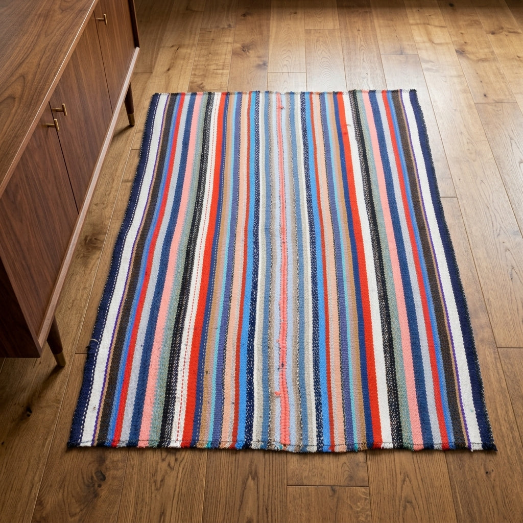 Striped pattern on the Pelagogena vintage kilim rug – handwoven flatweave in Anatolia, Turkey