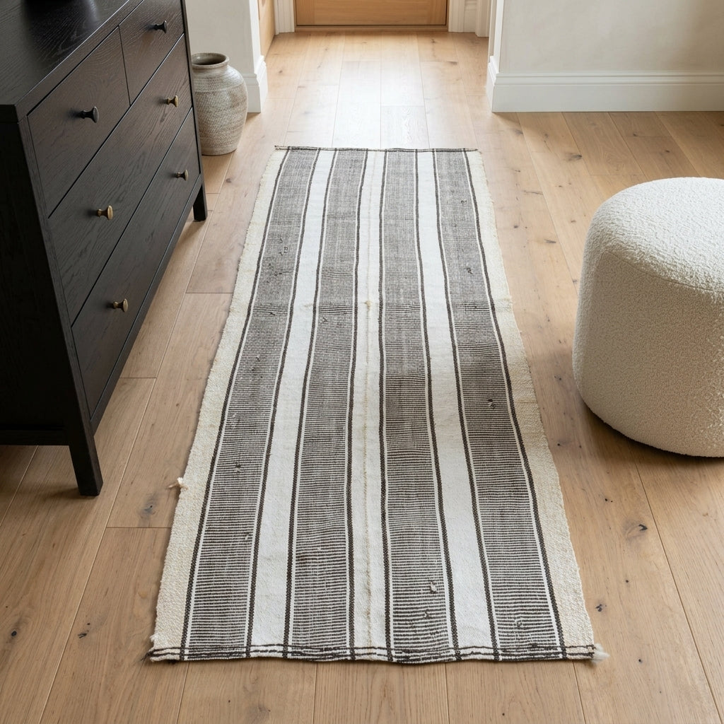 Striped pattern on the Yakutefruz vintage kilim runner rug – handwoven flatweave in Anatolia, Turkey